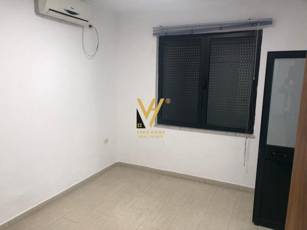 LOCALE DI 230 M2 IN AFFITTO A BRRYL 1.500 EURO