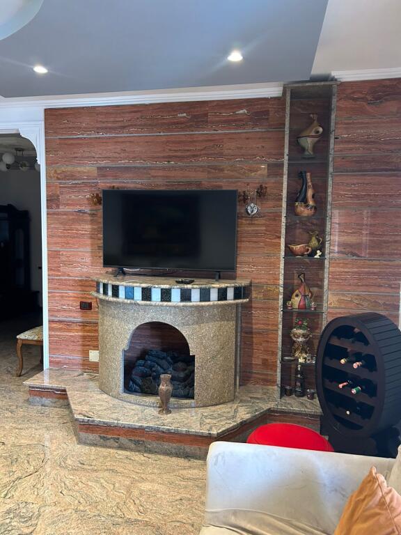 Viale Zogu I, vicino a Foto Studio Rreli, appartamento 2+1 in affitto, arredato. 900Euro
