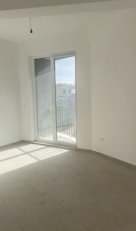 Appartamento 1+1 in affitto Via 5 Maj, edifici del municipio  Prezzo: 350 mila leke