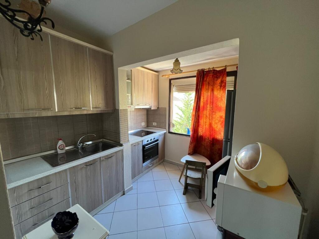 📣 AFFITTO Appartamento 1+1 📍 Medreseja 🛣️ Via "Dibres" ✨   🏢 Costruzione Esistente  🪜 3° Piano (Senza Ascensore)  🛋️ Arredato   💶 Prezzo 450 euro non trattabile