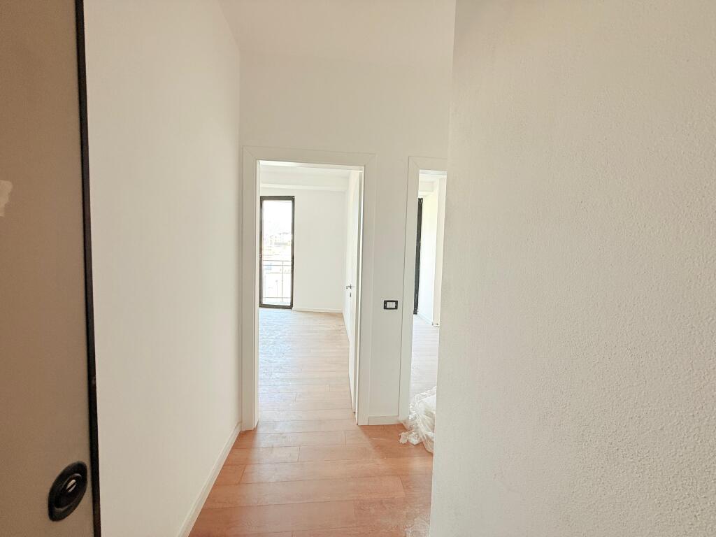  Ambiente Ufficio in Affitto – Golden Tower, Via Mine Peza