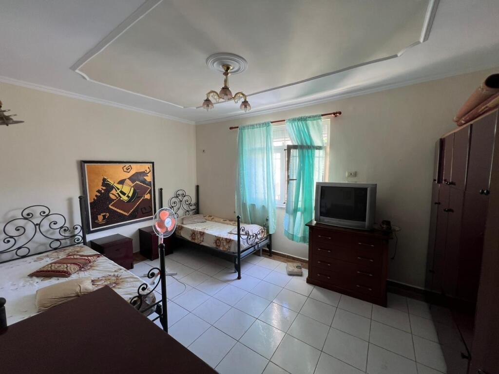 📣 AFFITTO Appartamento 1+1 📍 Medreseja 🛣️ Via "Dibres" ✨   🏢 Costruzione Esistente  🪜 3° Piano (Senza Ascensore)  🛋️ Arredato   💶 Prezzo 450 euro non trattabile