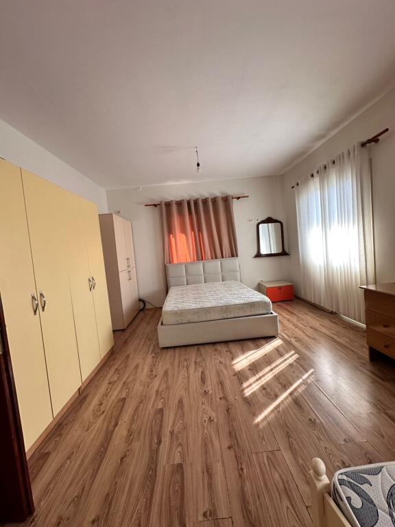 🏠Nella zona di Via Jordan Misja, vicino al Bar Alesio, si affitta il terzo piano di una villa, 2+1+2, arredato. 50.000 Leke