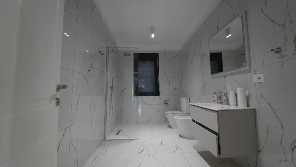 Jepet me qira ambient komercial ne qender te Durres