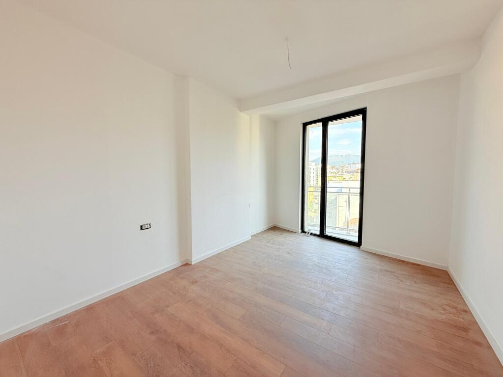  Ambiente Ufficio in Affitto – Golden Tower, Via Mine Peza