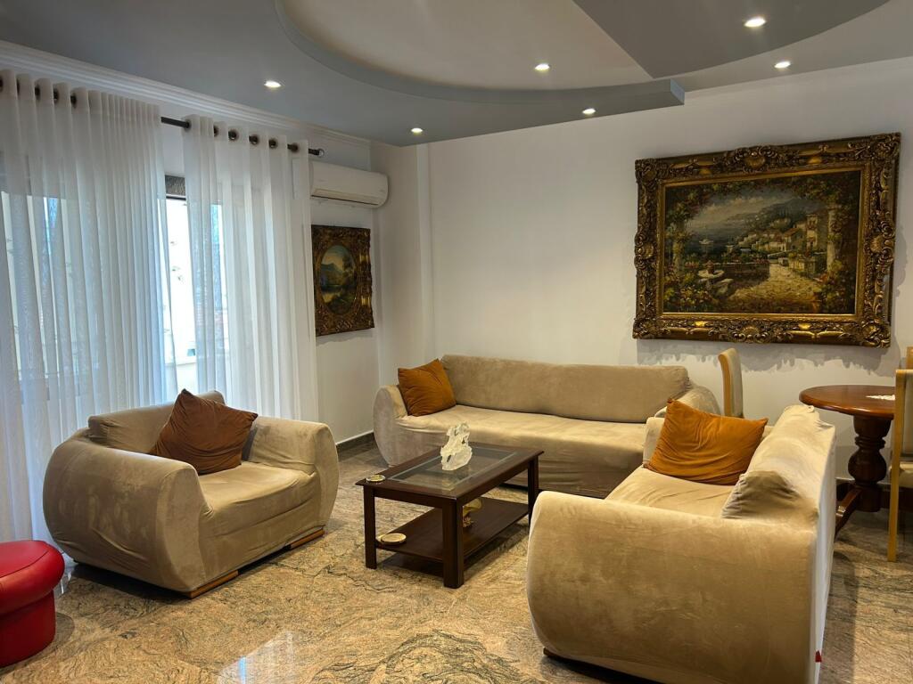 Viale Zogu I, vicino a Foto Studio Rreli, appartamento 2+1 in affitto, arredato. 900Euro