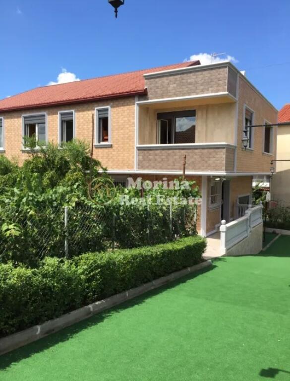 Shitet Vile 3 kateshe, te Rruga Josif Budo, 450000 Euro