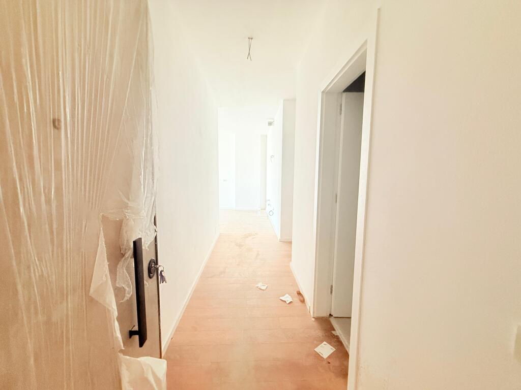  Ambiente Ufficio in Affitto – Golden Tower, Via Mine Peza