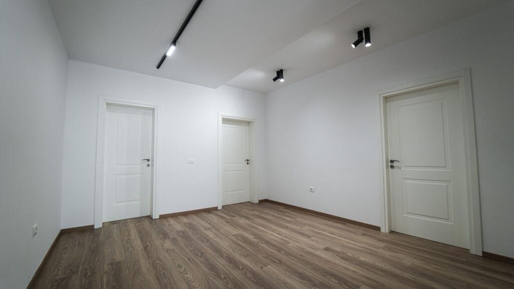 Jepet me qira ambient komercial ne qender te Durres