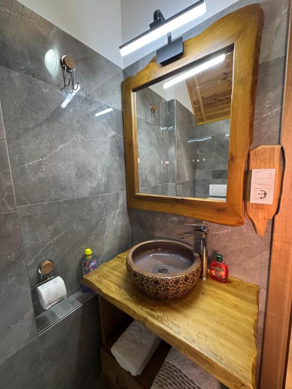 Jepet apartament me qira tek Marteniteti i Ri