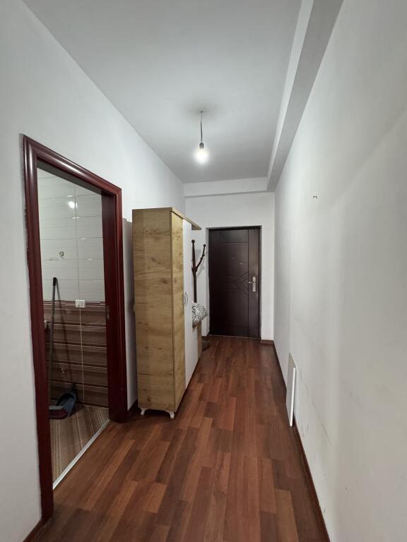 Qera Apartament 2+1+2  Pjeserisht e mobiluar  Kati 3,pallat me ashensor  Astir prane bar artistit  Cmimi 250€ kontrate max deri ne fund te korrikut