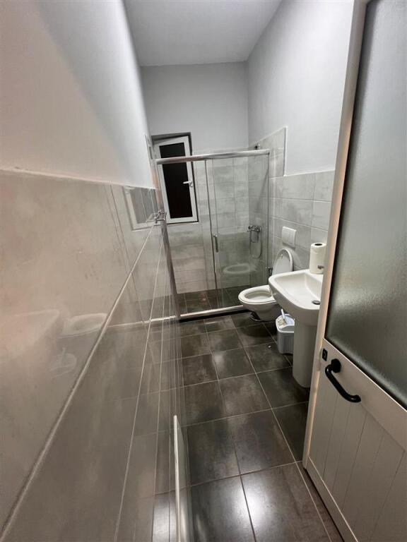 Jepet apartament 2+1 i pershtatshem per zyra me qera ne Myslym Shyr