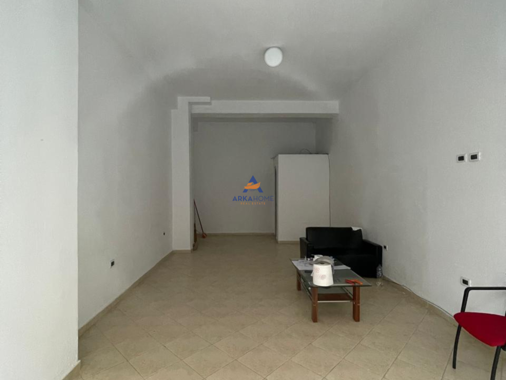 JEPET ME QERA DYQAN 30M2 "MARKET DIAMBE, UNAZA E RE" 250 EURO.