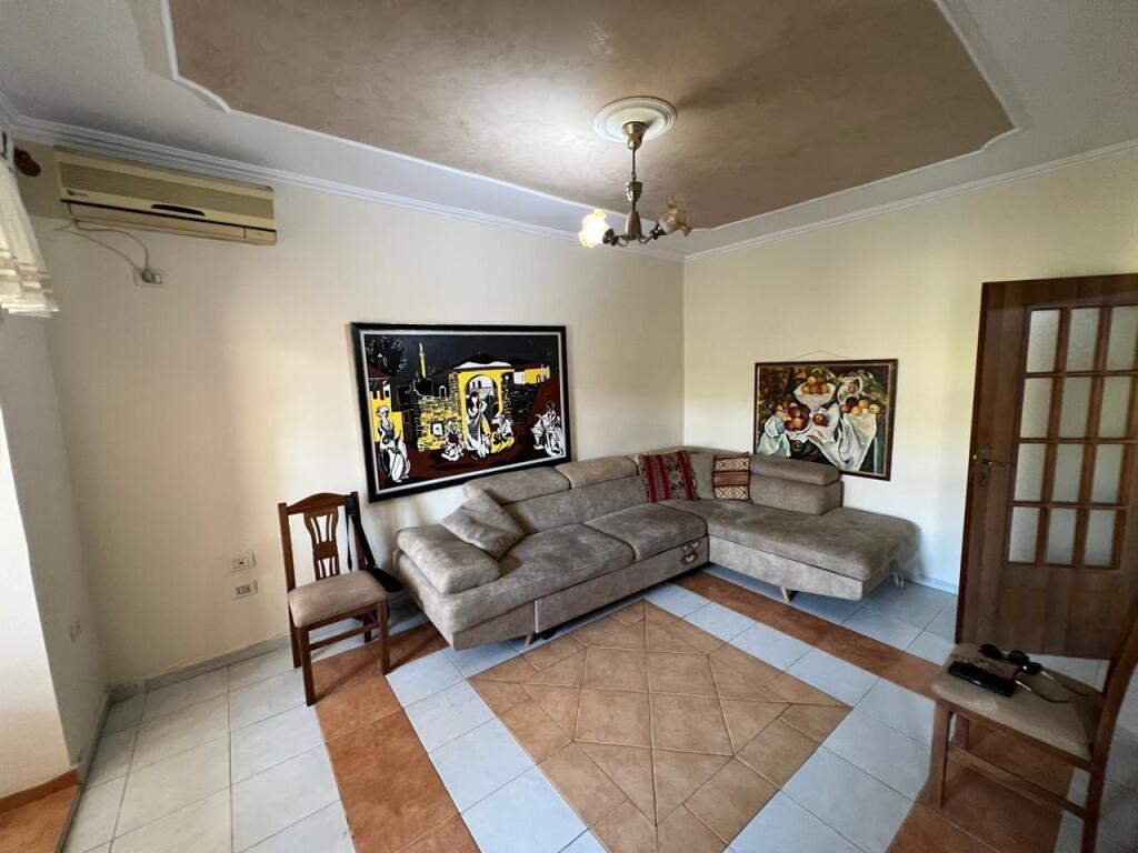 📣 AFFITTO Appartamento 1+1 📍 Medreseja 🛣️ Via "Dibres" ✨   🏢 Costruzione Esistente  🪜 3° Piano (Senza Ascensore)  🛋️ Arredato   💶 Prezzo 450 euro non trattabile