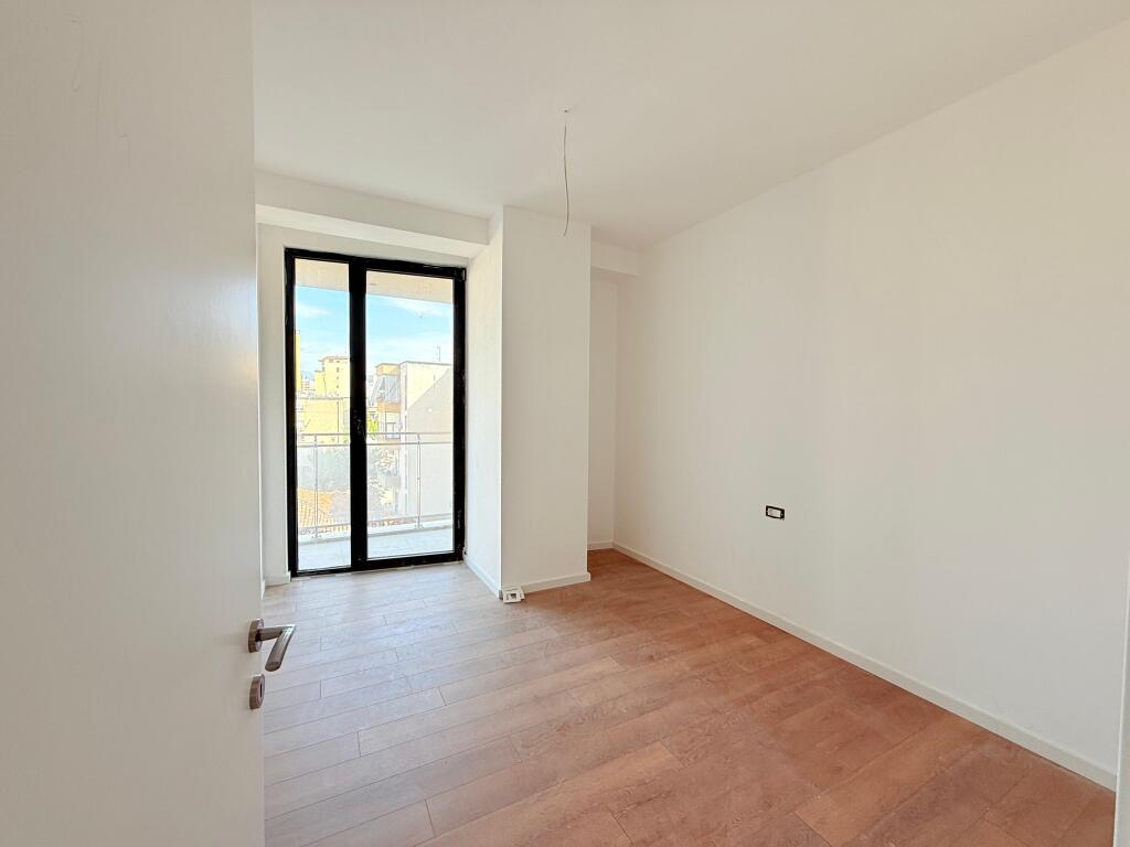  Ambiente Ufficio in Affitto – Golden Tower, Via Mine Peza