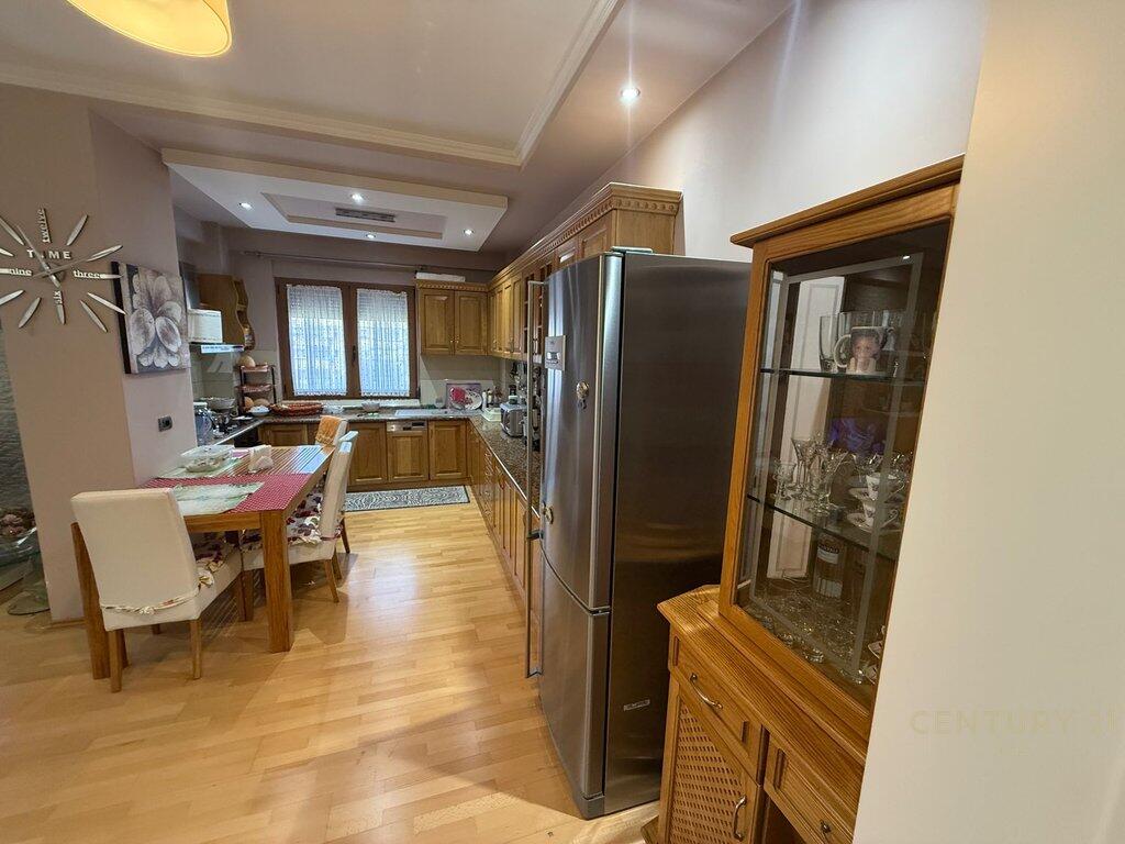 APARTAMENT 2+1+2 NE SHITJE PRANE MATERNITETIT TE RI! 198,000 €
