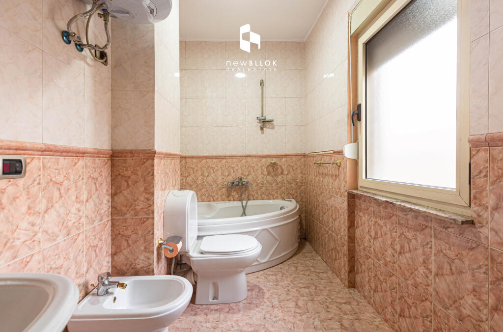 Tirane, appartamento 3+1 in vendita al 3° piano, 146 m² 295.000 € (St Trenit Bulevardi Zogu 1)
