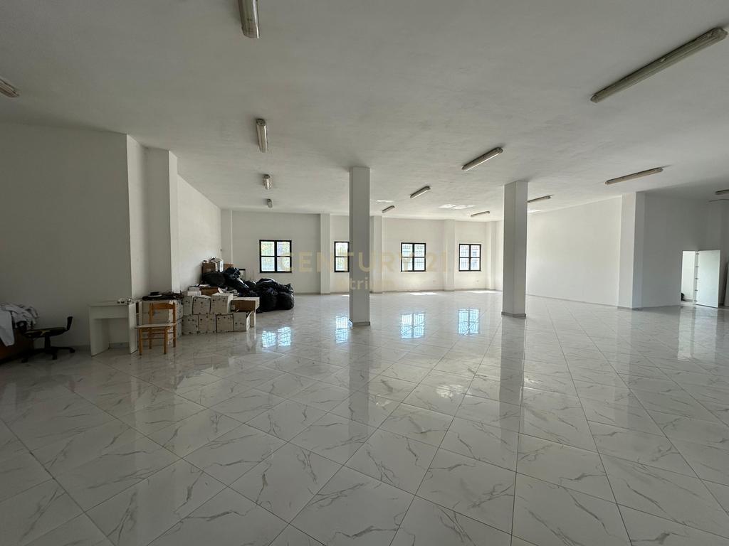 LOCALE COMMERCIALE IN AFFITTO A LAPRAKE VIA DRITAN HOXHA! 6.000 € /Mese