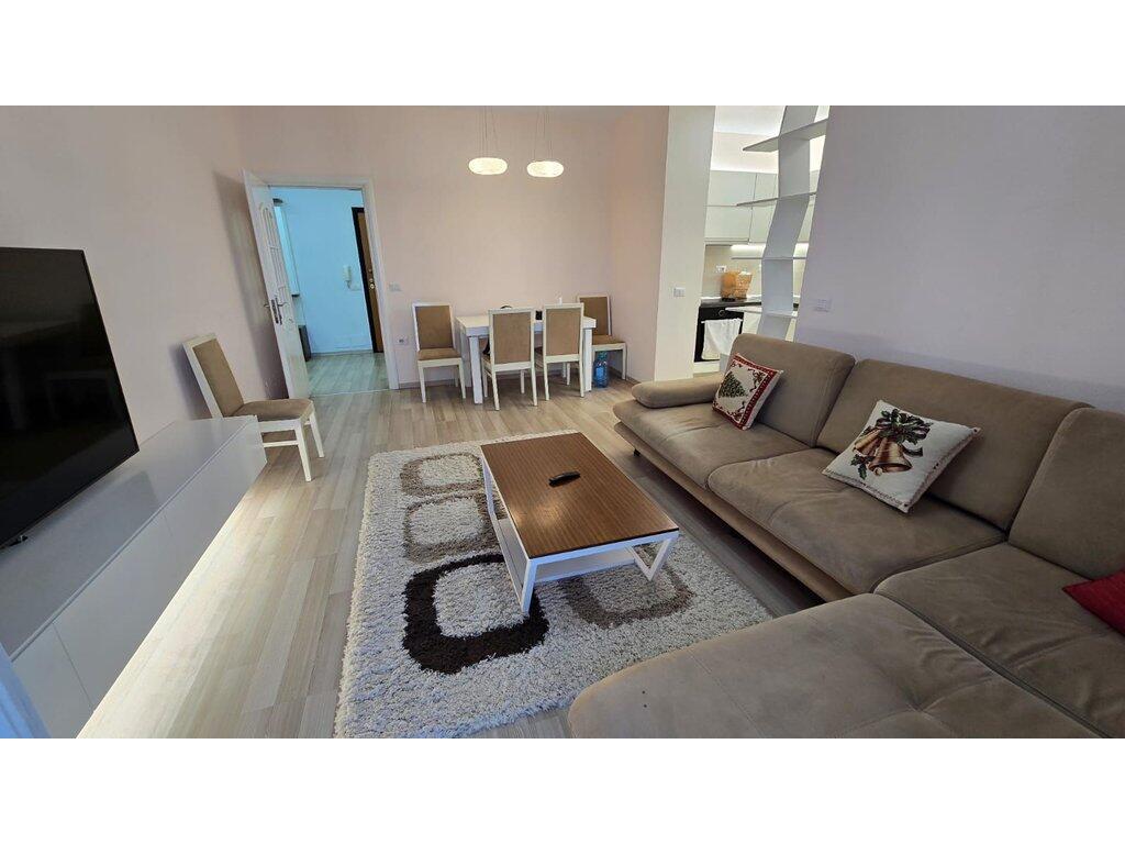 In affitto appartamento 2+1 al 9° piano vicino alla statua di Skenderbej 1.200 € /Mese