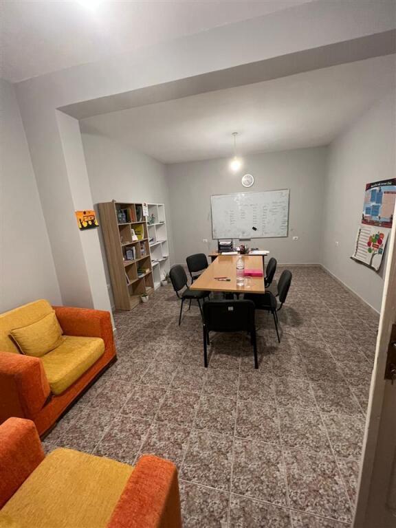 Jepet apartament 2+1 i pershtatshem per zyra me qera ne Myslym Shyr