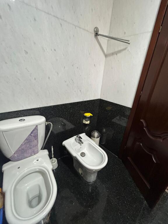Viale Zogu I, vicino a Foto Studio Rreli, appartamento 2+1 in affitto, arredato. 900Euro