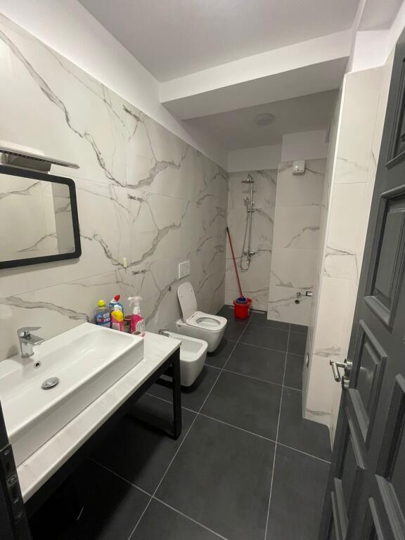 Apartament me qera Komuna e Parisit