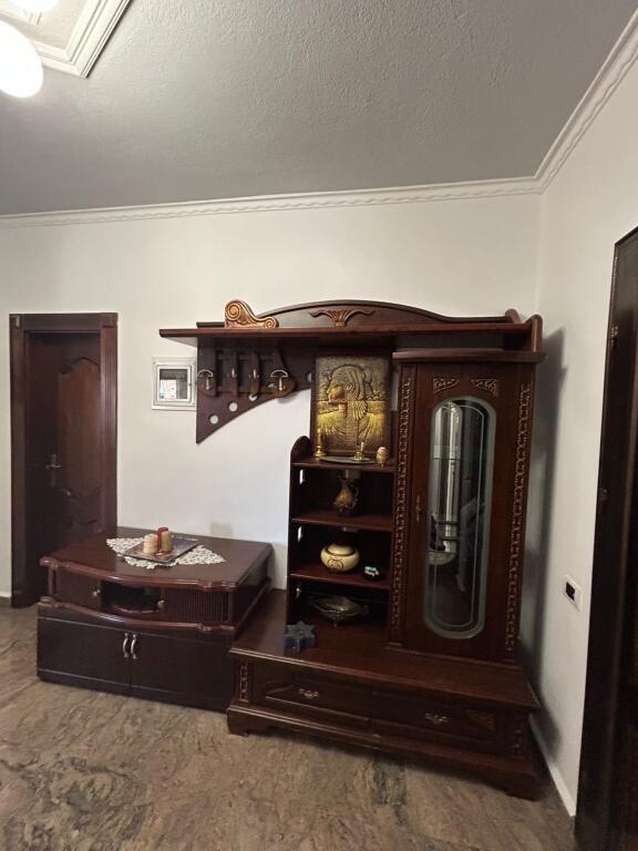 Viale Zogu I, vicino a Foto Studio Rreli, appartamento 2+1 in affitto, arredato. 900Euro