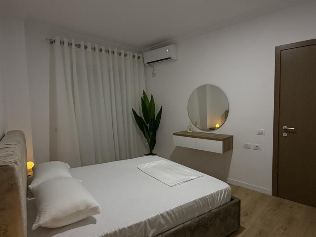 Jepet super apartament 2+1+2+depo+parkim i sapo mobiluar pas Radisson, Liqeni Thate