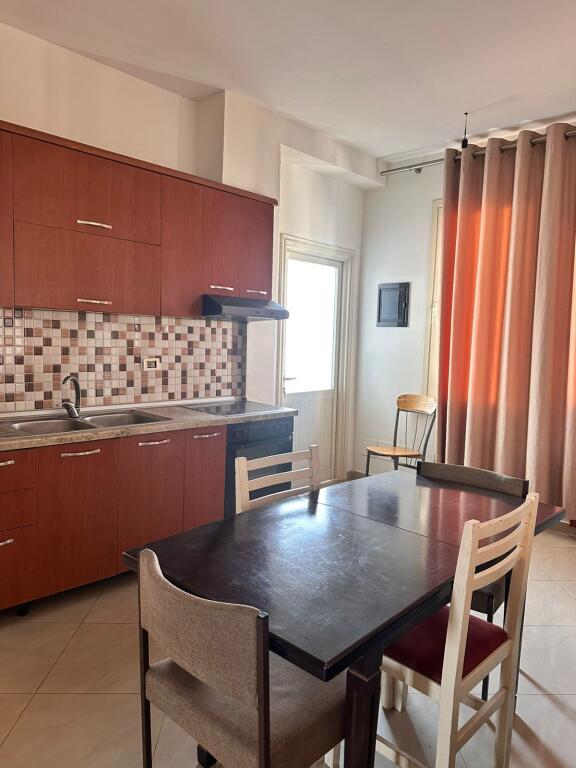 🏠Nella zona di Via Jordan Misja, vicino al Bar Alesio, si affitta il terzo piano di una villa, 2+1+2, arredato. 50.000 Leke