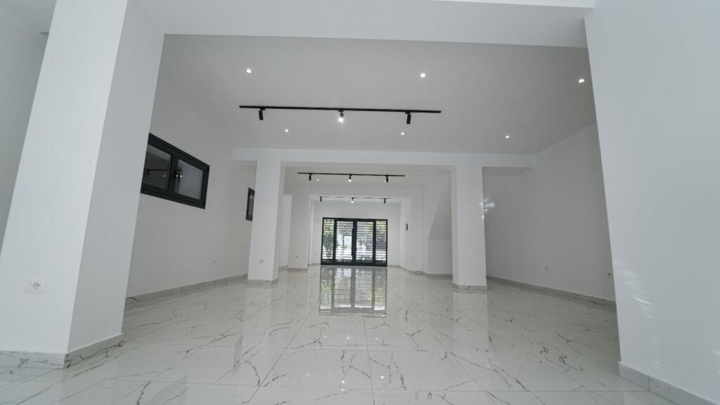 Jepet me qira ambient komercial ne qender te Durres