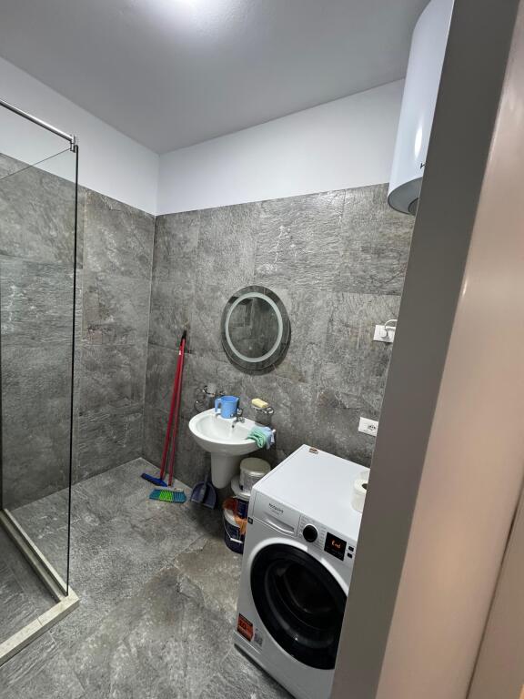 ✨ Apartament me qira – 1+1 + ballkon + parkim ✨ 
 📍 Rr. Riza Cerova, kryqëzimi me Rr. 4 Dëshmorët