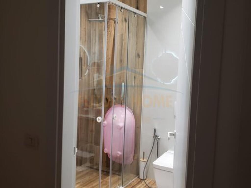 Shitet, Apartament 2+1+2+Post Parkimi, Unaza e Re , Tiranë.