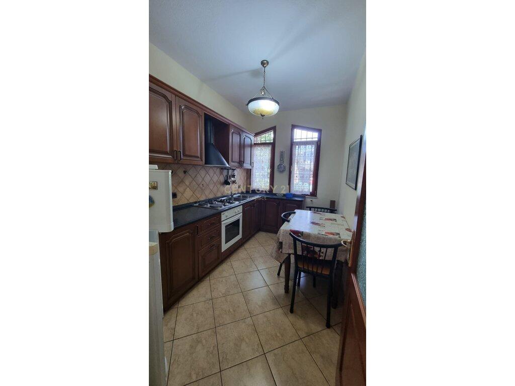 Appartamento 2+1+2 In Affitto in Via Dibra, Tirana - 700€ | 120 m²