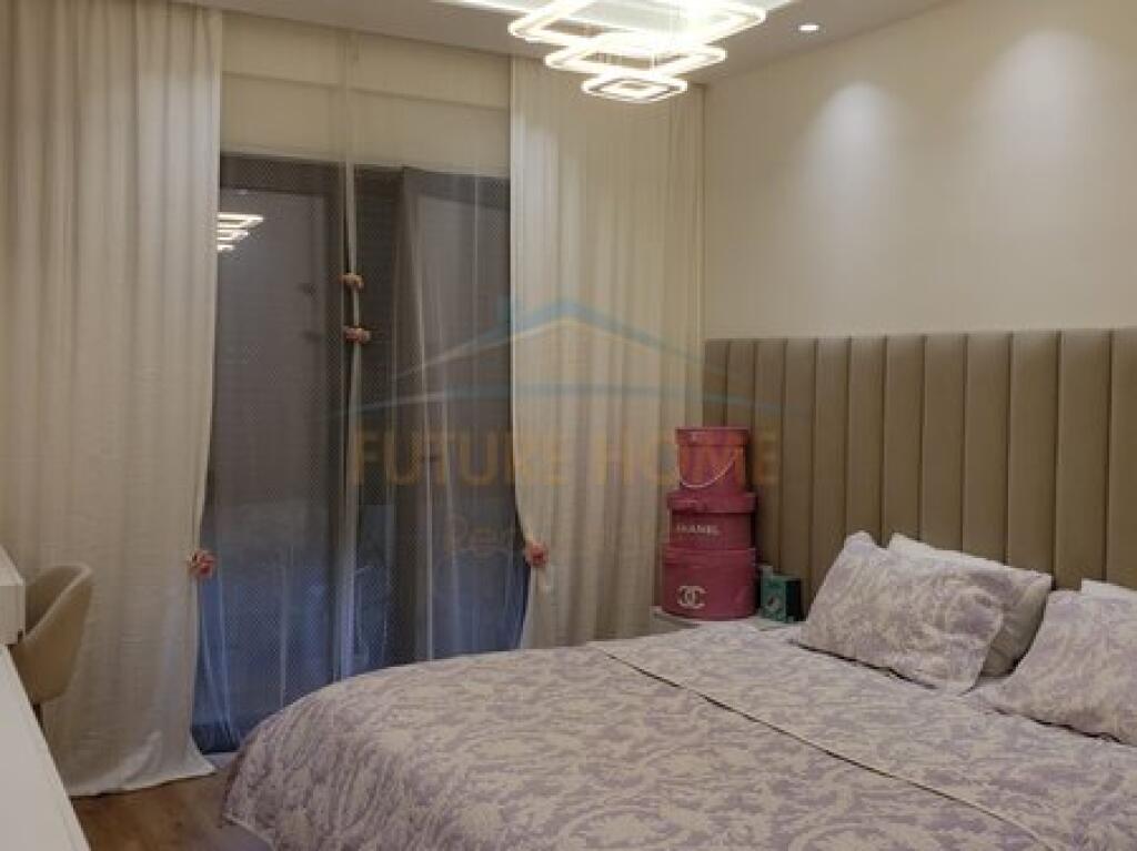 Shitet, Apartament 2+1+2+Post Parkimi, Unaza e Re , Tiranë.
