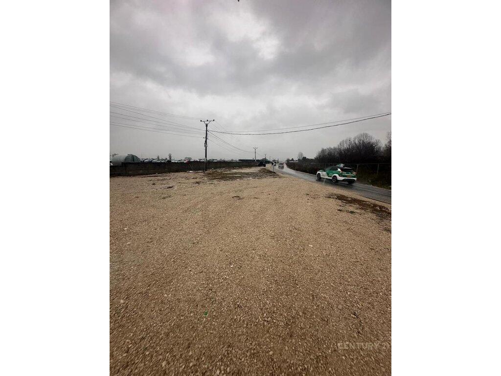Shitet toke Rinas , shume prane Aeroportit  - 280,000 €