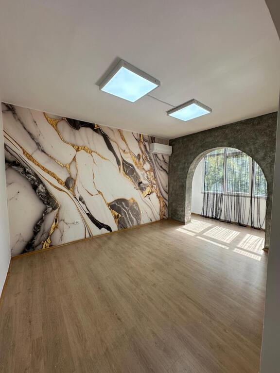 ZYRE ME QERA 70M2 RRUGA KAVAJES 600 EURO