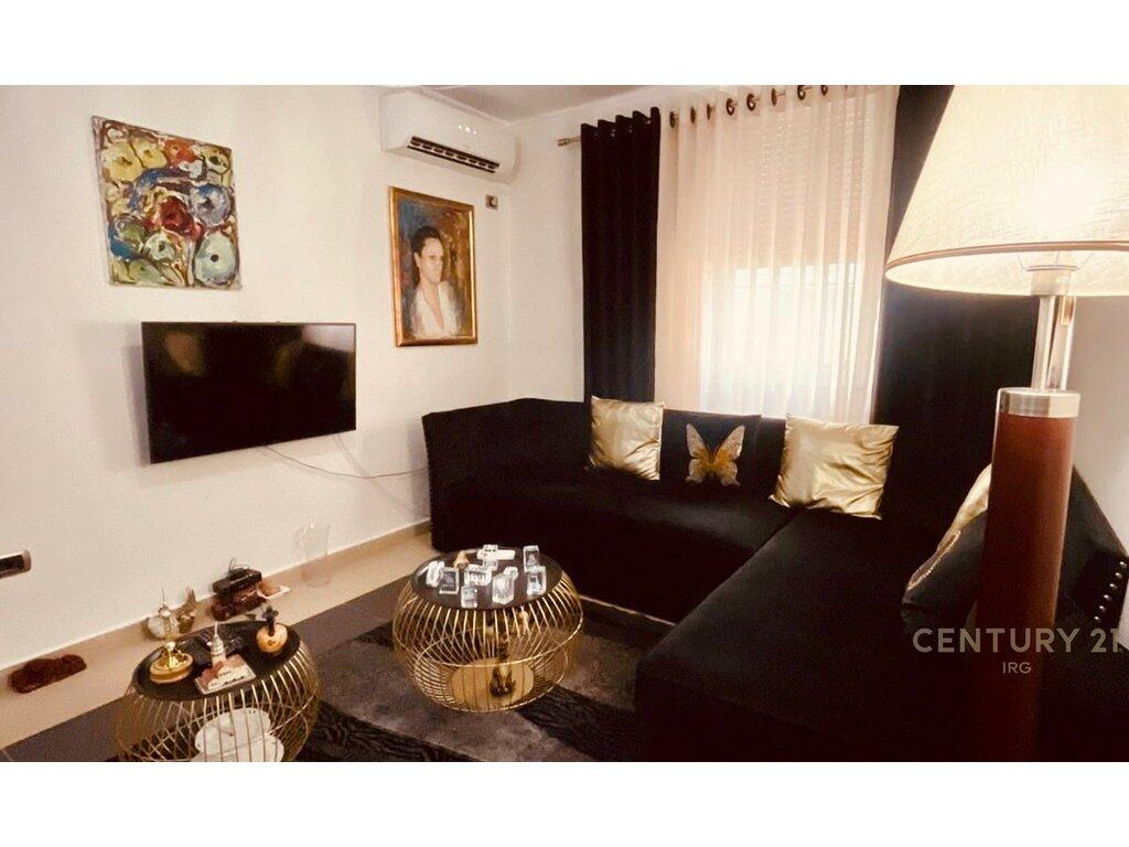 JEPET ME QIRA APARTAMENT 1+1 TEK ISH EKSPOZITAI!