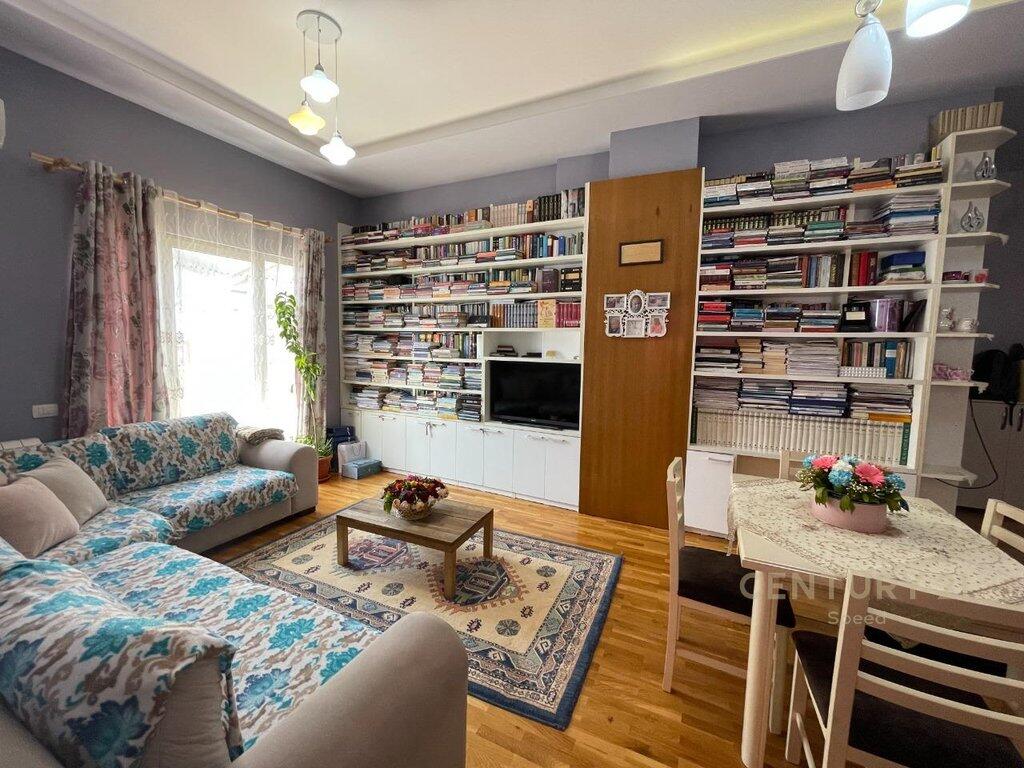 SHITET Apartament 2+1 me Verande tek Fresku (Thesari)!!