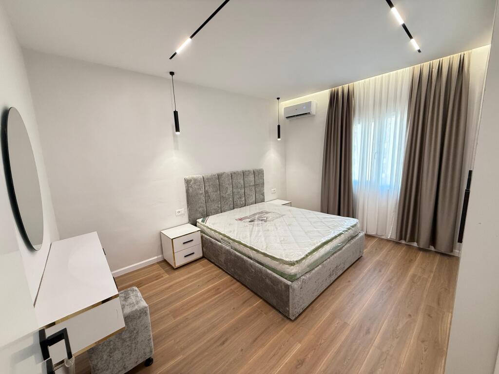 Shitet Apartament 2+1+verande Kinostudio