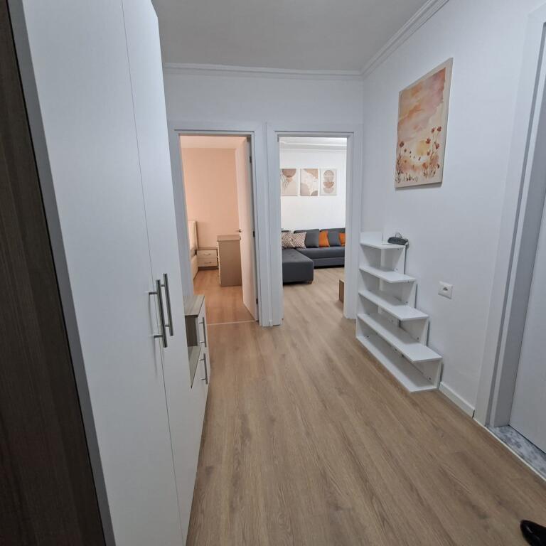 Jepet me qera 2+1, mbrapa shkolles 1 Maj, rruga Zonja Curre