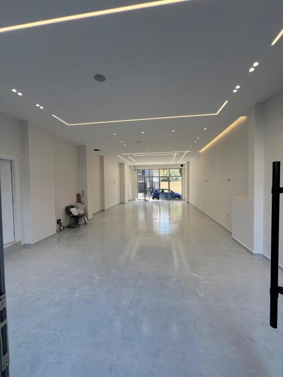Locale commerciale in affitto, “Pazari i Ri”, Tirana