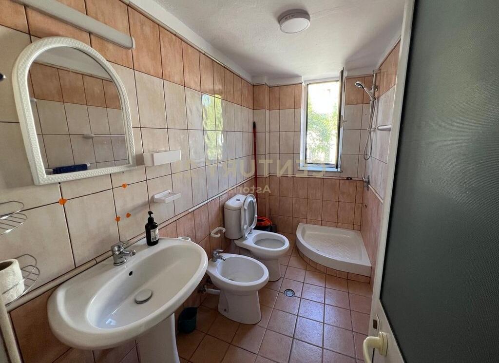 Jepet me qira apartament 2+1, rruga Mine Peza