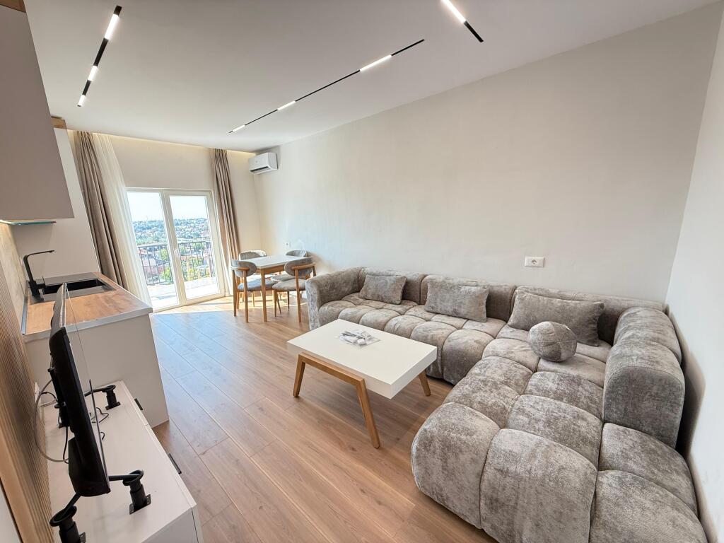 Shitet Apartament 2+1+verande Kinostudio