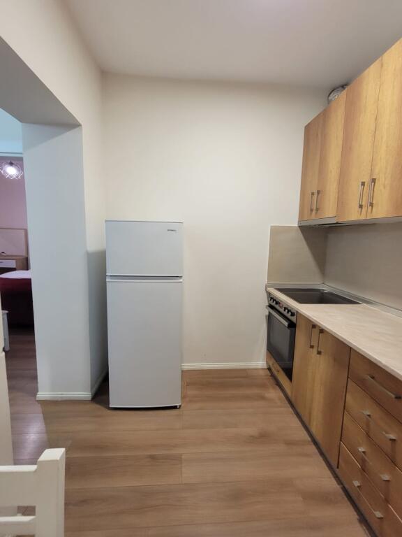 Jepet me qera apartament i ri i pabanuar tek Rruga Barrikadave Prane maternitetit vjeter. Tre min nga Qendra!