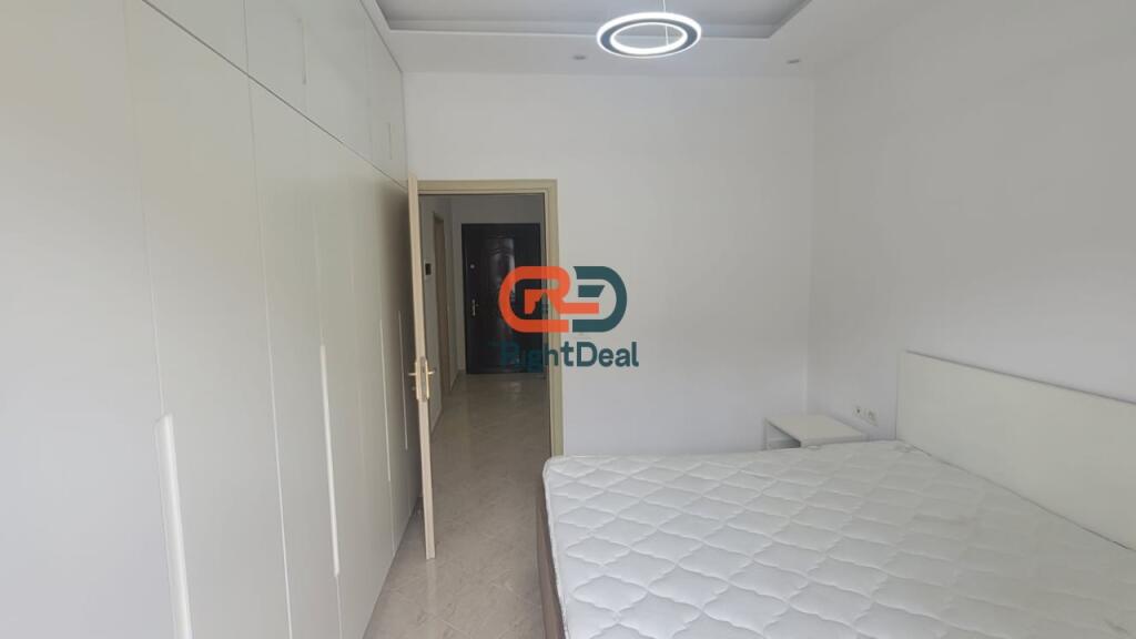 Tek Kodra E Diellit, Shitet Apartament 1+1 Me Hapesira Te Bollshme!!
