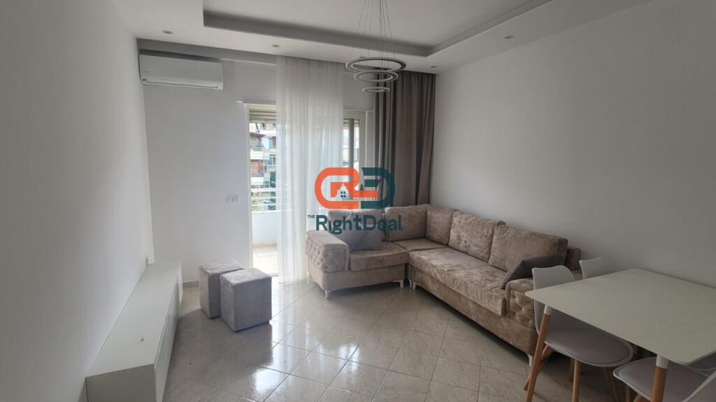 Tek Kodra E Diellit, Shitet Apartament 1+1 Me Hapesira Te Bollshme!!