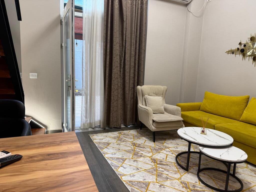 Duplex arredato, sulla strada di Elbasan, prezzo 600 euro