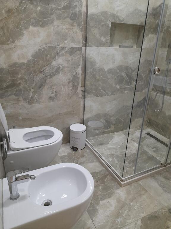 🏢Ne zonen e Freskut prane Pasticeri Melisa jepet me qera apartament 2+1+2 ,pjeserisht e mobiluar.520 Euro