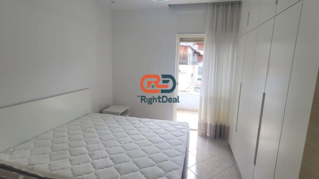 Tek Kodra E Diellit, Shitet Apartament 1+1 Me Hapesira Te Bollshme!!