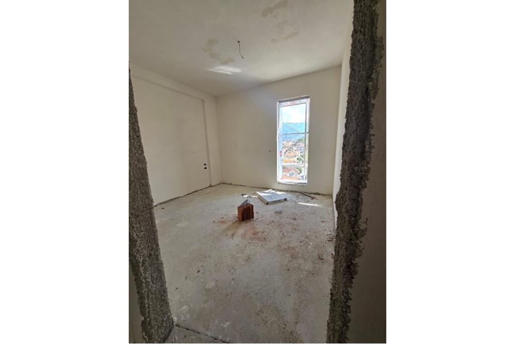 Ish Tregu Elektrik----Rruga Ali Visha---Apartament per shitje